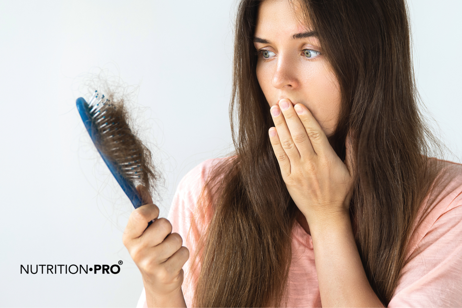 Chute de cheveux d'automne : pourquoi elle arrive, combien de temps elle dure, et ce qui aide