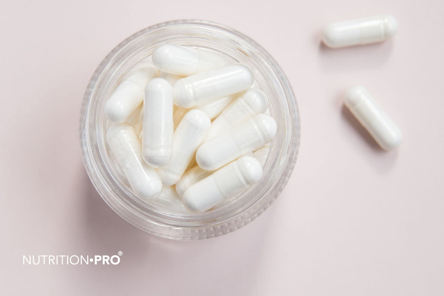 Biotine (vitamine B8) : cheveux, ongles, bienfaits, dangers et dosage (le guide complet 2026)