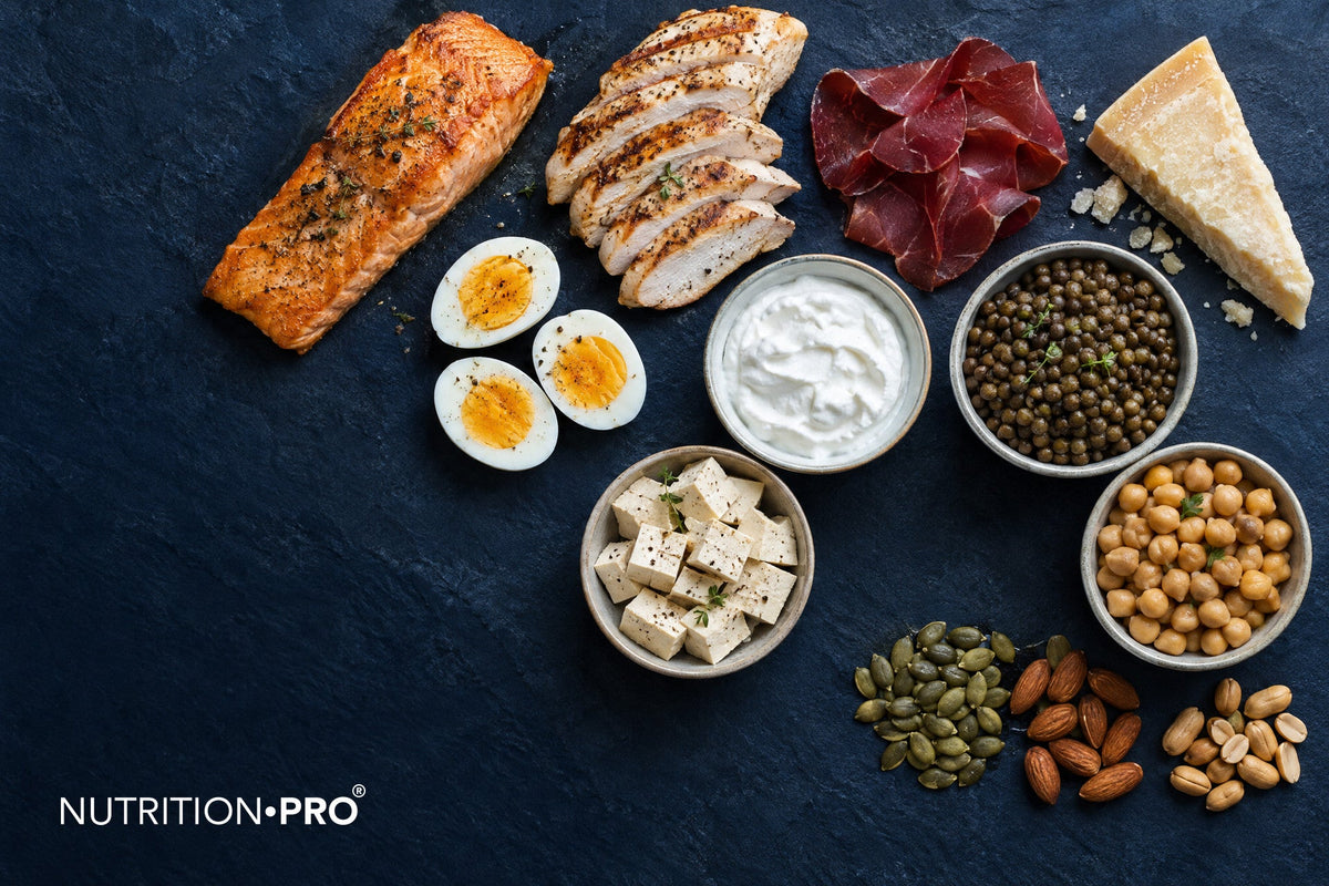 Aliments riches en protéines : saumon, blanc de poulet, œufs, bresaola, parmesan, skyr, tofu, lentilles et pois chiches