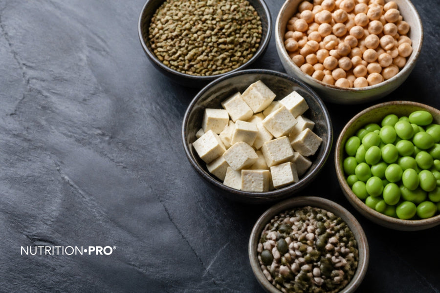 Lentilles, pois chiches, tofu et graines dans des bols sur une ardoise sombre, aliments riches en protéines végétales