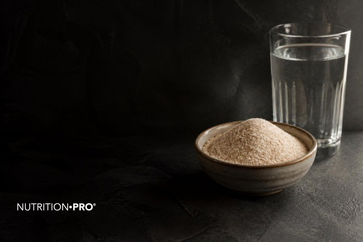 Poudre de psyllium blond dans un bol et verre d eau sur une pierre sombre, psyllium danger effets secondaires