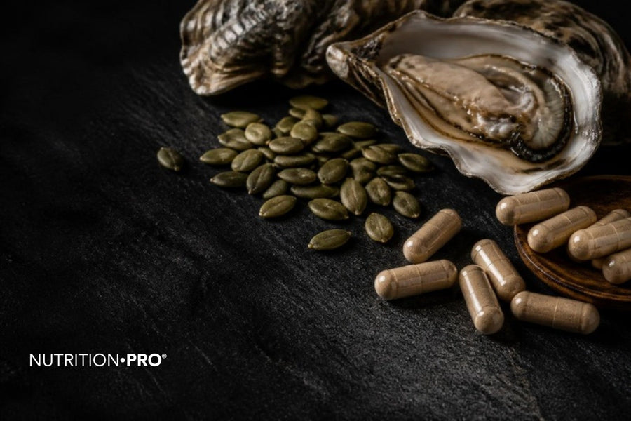 Gélules, graines de courge et huîtres sur une pierre sombre, zinc effets secondaires surdosage